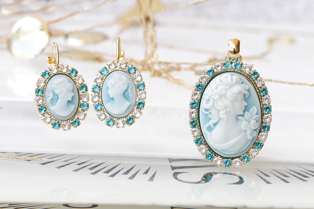 BLUE CAMEO PENDANT