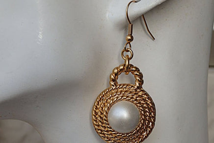 Ivory Pearl Earrings. Wedding Pearl Jewelry. Bridesmaid Jewelry Dangle Women Earrings. Bridesmaid Gifts. Pearl Gold Earrings