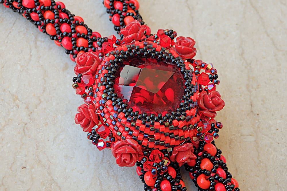 Red black necklace shop