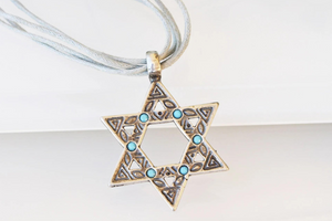 How to Choose the Perfect Star of David Necklace