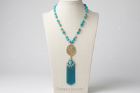 Collier à pompon bleu