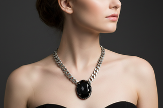 Collier noir imposant