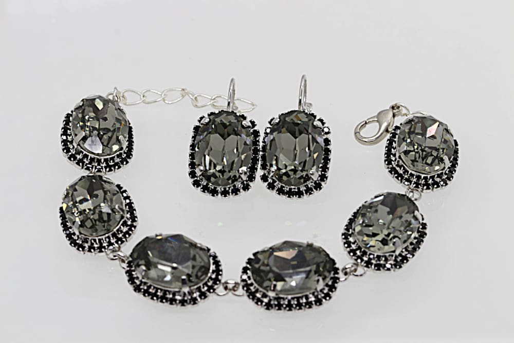 grey dress jewelry How to Accessorize Silver or Grey Wedding Attire Perfectly