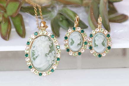 Victorian Green Toggle Cameo Necklace. Women Romantic Cameo Necklace Green Necklace.antique Style Cameo Pendant.vintage Style Necklace.