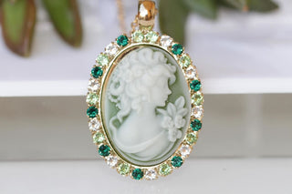 Victorian Green Toggle Cameo Necklace. Women Romantic Cameo Necklace Green Necklace.antique Style Cameo Pendant.vintage Style Necklace.