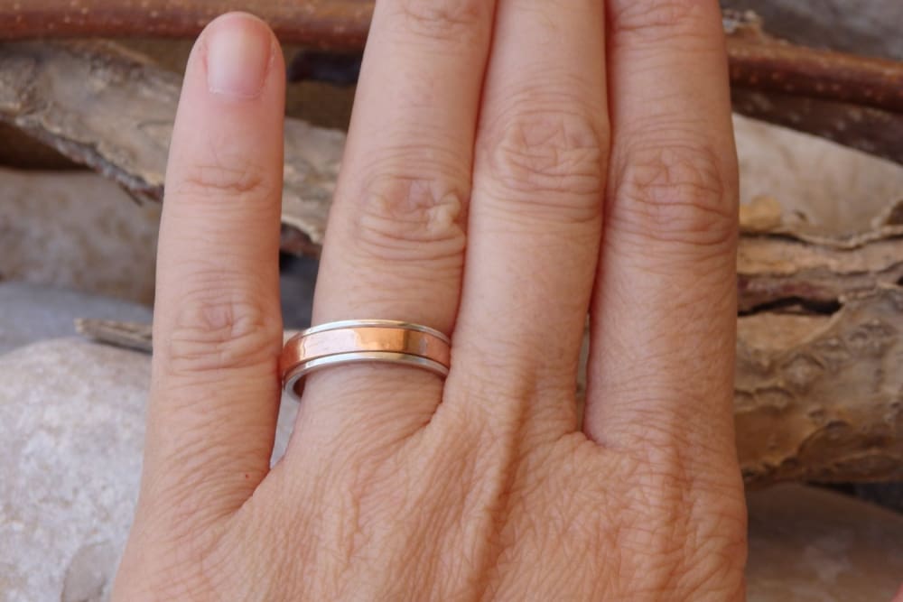Spinner wedding bands | Beachweddingtips.com