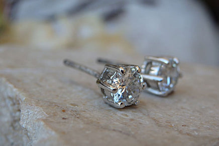 Zircon Stud Earrings. Sterling Silver Post. Minimalist Earrings. Petite Earrings. Clear Stud Earrings. Dainty Studs.tiny Cz Stud Earrings